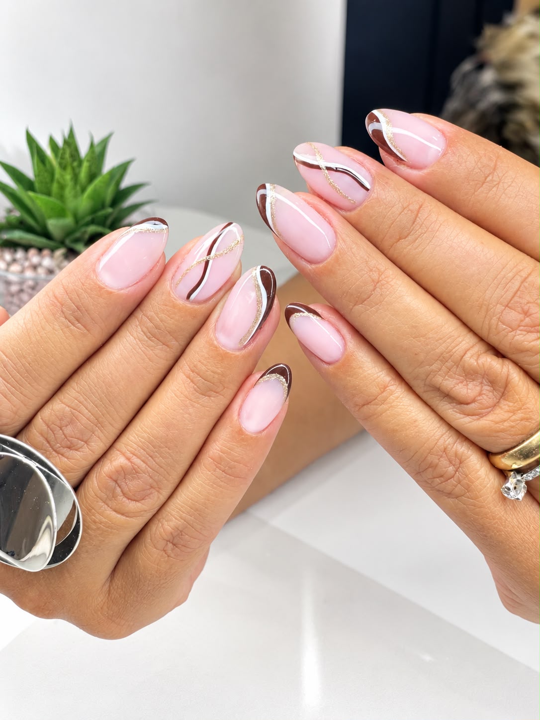 Nail art rosa e marrone